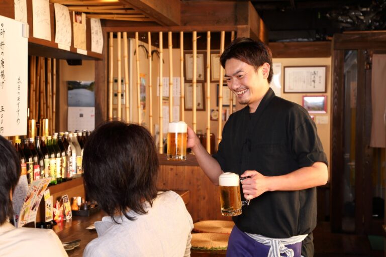 居酒屋で接客する男性店員